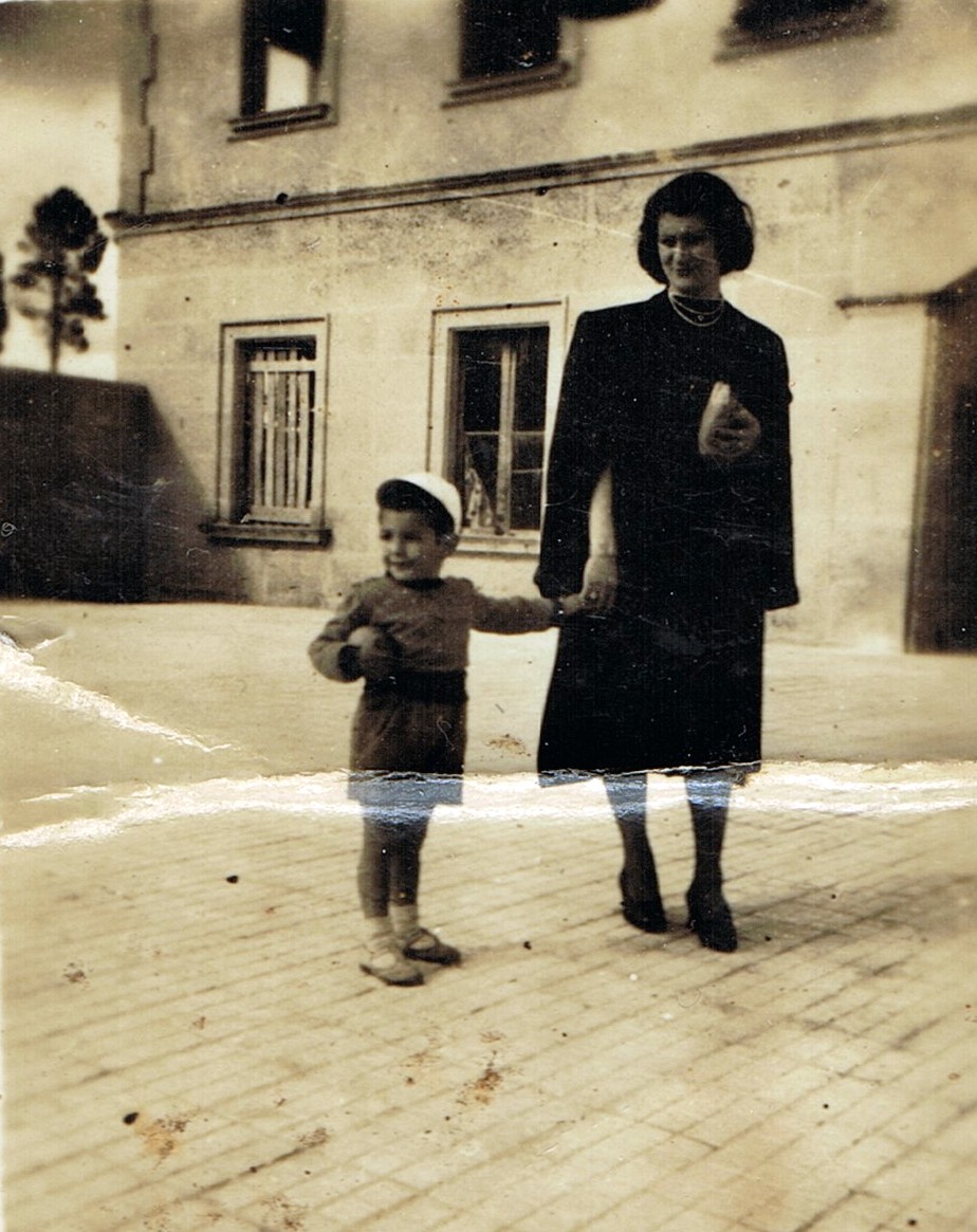 Ampliar: Coa miña Madrina, Mercedes Muñoz, na Estación do FF. CC 1951
